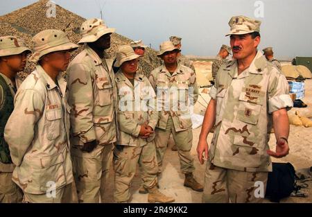 I Marine MARINES E i Corpsmen della Marina degli STATI UNITI assegnati alla 13th Marine Expeditionary Unit (MEU) ricevono una visita a sorpresa Foto Stock