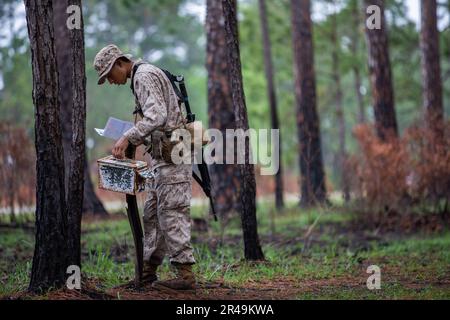 NEGLI STATI UNITI Marine Corps Recruit from Hotel Company, 2nd reclutamento addestramento battaglione, esamina un punto di riferimento durante il corso di navigazione terrestre sul Marine Corps Recruit Depot Parris Island, South Carolina, Mach 28, 2023. Durante il corso, le reclute hanno dovuto navigare in vari punti di una mappa utilizzando una bussola. Foto Stock