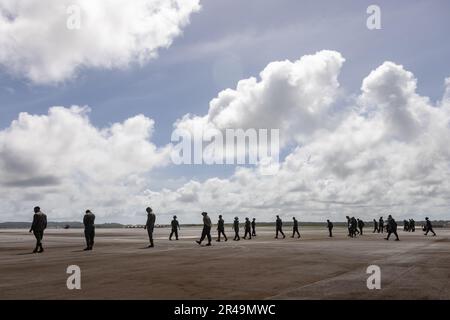 STATI UNITI Marines con Marine Fighter Attack Squadron (VMFA) 312 conduce una passeggiata di corpi estranei (FOD) alla base dell'aeronautica militare Anderson, Guam, 25 gennaio 2023. VMFA-312 ha viaggiato dalla stazione aerea del corpo dei Marine di Iwakuni, Giappone, fino alla base dell'aeronautica militare Andersen, Guam, per condurre una formazione di livello congiunto come parte del programma di rilocazione dell'addestramento dell'aviazione e migliorare la preparazione e le capacità di combattimento dello squadrone. Foto Stock