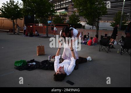 East Rutherford, Stati Uniti. 26th maggio, 2023. Una coppia che non è stata in grado di ottenere i biglietti cantare mentre fuori dal MetLife Stadium come Taylor Swift esegue, East Rutherford, NJ, 26 maggio 2023. (Foto di Anthony Behar/Sipa USA) Credit: Sipa USA/Alamy Live News Foto Stock