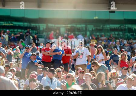 Indianapolis, Stati Uniti. 26th maggio, 2023. INDIANAPOLIS, INDIANA - 26 MAGGIO: I tifosi osservano dagli stand durante il giorno del Carb prima del 2023 Indy 500 all'autodromo di Indianapolis il 26 maggio 2023 a Indianapolis, Indiana. Credit: Jeremy Hogan/Alamy Live News Foto Stock