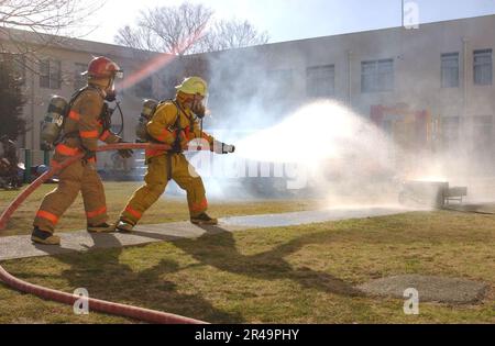 US Navy membri del comandante degli Stati Uniti Le forze navali i Vigili del fuoco regionali del Giappone rispondono in un incidente di massa simulato Foto Stock