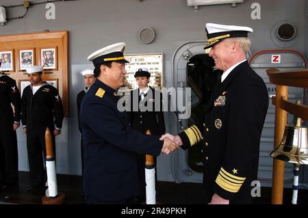 ROBERT F. Willard, Comandante USA Settima flotta, saluta il Vice ADM. Zhao Guojun, Comandante della flotta del Mare Orientale, dell'Esercito di Liberazione dei popoli (Marina) Foto Stock