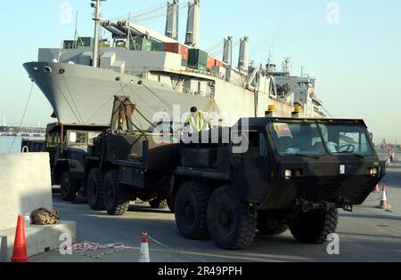 US NAVY A U.S. Marine M-977 Heavy Expanded Mobility Tactical Truck (HEMTT) e altri veicoli marini vengono scaricati dalla nave da mare veloce USNS Bellatrix (T-AKR 288) del po Foto Stock