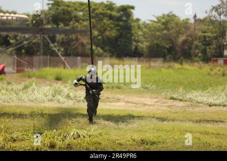 Guatemalteca Special Forces corda veloce da un UH60 Blackhawk per l'addestramento DELLE PATATINE FRITTE durante CENTAM Guardian 23 a San Jose, Guatemala il 21 marzo 2023. CG23 è un esercizio annuale congiunto, interagenzia e multinazionale di costruzione di partnership guidato dall'Esercito, progettato per costruire capacità, capacità e interoperabilità con le nazioni partner dell'America Centrale. Foto Stock