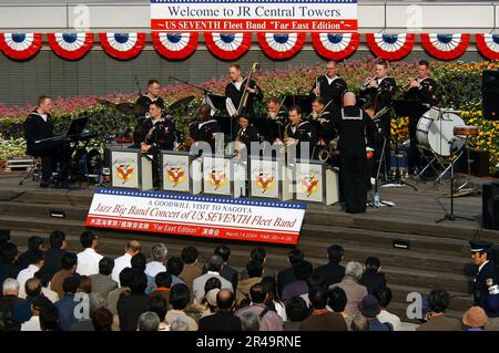 US Navy gli Stati Uniti La Navy Seventh Fleet Jazz Big Band, far East Edition, offre un concerto pubblico presso la JR Central Towers di Nagoya, Giappone Foto Stock