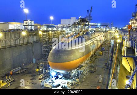 US Navy Night cade presso Puget Sound Naval Shipyard and Intermediate Maintenance Facility, Bremerton, Washington, mentre i lavori continuano sul sottomarino missilistico strategico USS Ohio (SSGN 726) Foto Stock