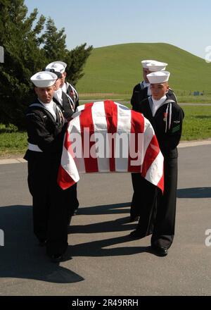 US Navy l'unità Ceremonial assegnata alla base aerea navale Lemoore rende pieni onori in un funerale militare presso il cimitero nazionale di San Joaquin, Gustine, Calif Foto Stock