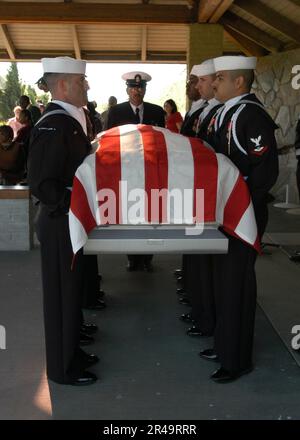 US Navy l'unità Ceremonial assegnata alla base aerea navale Lemoore rende pieni onori in un funerale militare presso il cimitero nazionale di San Joaquin, Gustine, Calif Foto Stock