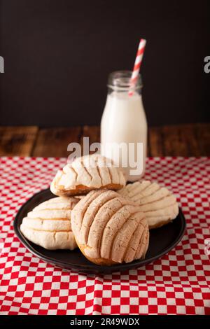 Conchas. Panino messicano dolce con aspetto simile alla seashell, di solito mangiato con caffè o cioccolata calda a colazione o come spuntino pomeridiano. Foto Stock