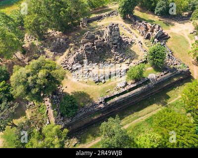 Una vista aerea del Tempio di Wat Ek Phnom circondato da vegetazione lussureggiante a Battambang, Cambogia Foto Stock