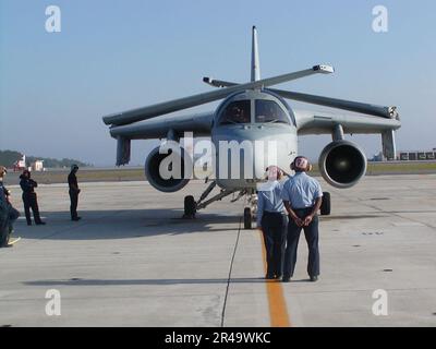 US Navy Airman Apprentice coordina i controlli prima del volo mentre è sotto istruzione con Aviation Structural Mechanic Airman mentre preparano una S-3B Viking per il lancio. Foto Stock