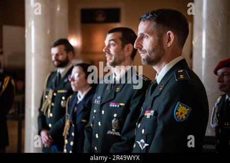 I membri delle forze armate belghe visitano il cimitero nazionale di Arlington, Arlington, Virginia, 5 aprile 2023. Hanno accompagnato il capo della Difesa belga ADM, Michel Hofman, che ha partecipato ad una cerimonia pubblica di deposizione della corona alla Tomba del Milite Ignoto. Hofman restituì anche tre medaglie belghe di Croix de Guerre, recentemente ribonate, che furono originariamente presentate ai soldati sconosciuti. Foto Stock