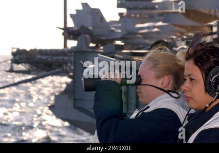 LO Specialista delle operazioni della Marina DEGLI STATI UNITI Seaman si distingue per l'orologio di osservazione a tribordo. Foto Stock