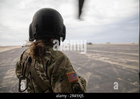 STATI UNITI Prima Classe Ashley Jacobs, un capo dell'equipaggio Black Hawk assegnato al battaglione dell'elicottero Assault 3rd, 1st reggimento dell'aviazione, 1st Brigata dell'aviazione di combattimento, 1st Divisione di fanteria, guarda oltre la linea di volo durante un rifornimento a caldo a Topeka, Kansas, il 7 marzo 2023. I soldati hanno condotto un volo in volo a volo di sole donne e hanno visitato il Museo Amelia Earhart ad Atchison, Kansas, per celebrare i successi delle donne nell'aviazione. Foto Stock