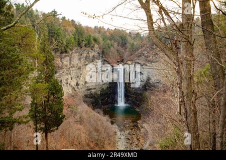 Un bellissimo paesaggio di Taughannock cade al mattino. Foto Stock