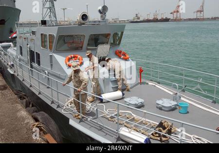 Gli EQUIPAGGI della Marina DEGLI STATI UNITI a bordo della forza di difesa costiera irachena (ICDF) Patrol Craft 102 preparano diverse linee di movimentazione Foto Stock