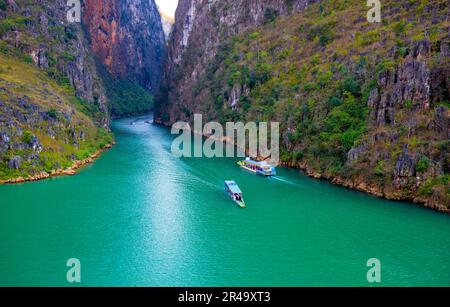 Il vicolo del fiume Nho Que. Un fiume famoso situato in ha Giang Vietnam è verde giada Foto Stock