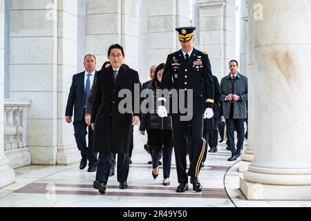 Il primo ministro giapponese Fumio Kishida (a sinistra) e il maggiore generale Allan M. Pepin (a destra), comandante generale, quartier generale delle forze congiunte – Regione della capitale nazionale e Stati Uniti Distretto militare di Washington, attraverso il Memorial Amphitheater presso il cimitero nazionale di Arlington, Arlington, Virginia, 13 gennaio 2023. Foto Stock