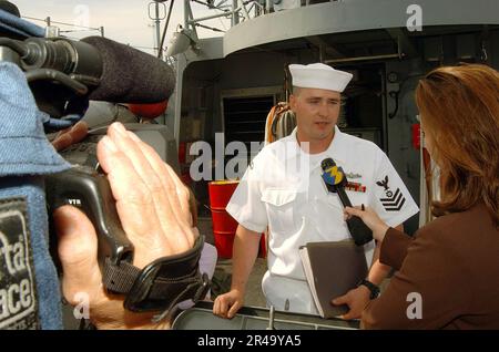 US Navy Engineman 1st Class parla con WTKR Norfolk Channel 3 news reporter Stacey Davis Foto Stock
