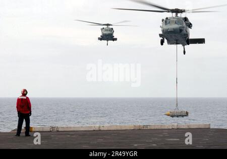 GLI elicotteri Knighthawk della Marina DEGLI STATI UNITI MH-60s assegnati alle balene del drago di supporto di combattimento dell'elicottero Squadron otto (HC-8) volano fra la portaerei USS Harry S. Truman (CVN 75) Foto Stock