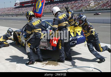 US Navy membri della Marina sponsorizzato NASCAR Racing team pit crew, servizio il numero 14 Chevy Monte Carlo Foto Stock