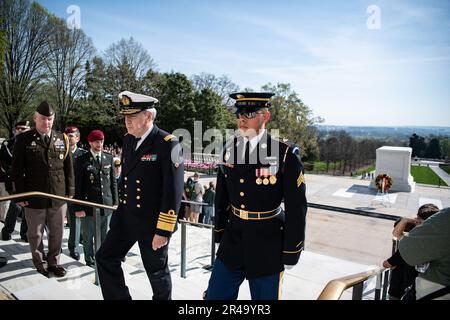 Michel Hofmann, Capo della Difesa belga, partecipa a una cerimonia pubblica di deposizione della corona alla Tomba del Milite Ignoto presso il cimitero nazionale di Arlington, Arlington, Virginia, il 5 aprile 2023. Nell'ambito della sua visita all'ANC, Hofman ha restituito tre medaglie belghe Croix de Guerre, recentemente ribonite, che sono state originariamente presentate ai soldati sconosciuti. Foto Stock