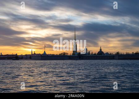 Nuvoloso Maggio sera sul fiume Neva vicino alla Fortezza di Pietro e Paolo. San Pietroburgo, Russia Foto Stock