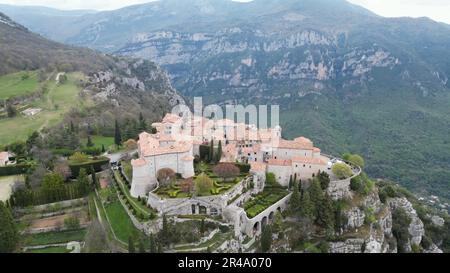 Un'immagine aerea della città medievale di Gourdon, Costa Azzurra. Foto Stock