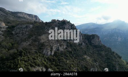 Un'immagine aerea della città medievale di Gourdon, Costa Azzurra. Foto Stock