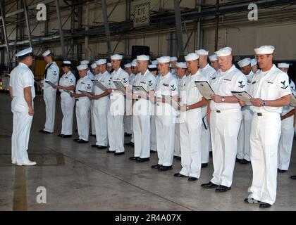 I marinai della Marina DEGLI STATI UNITI assegnati agli osservatori del mondo della flotta Air Reconnaissance Squadron One (VQ-1) recitano il Creed del Petty Officer Foto Stock
