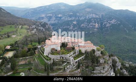 Un'immagine aerea della città medievale di Gourdon, Costa Azzurra. Foto Stock