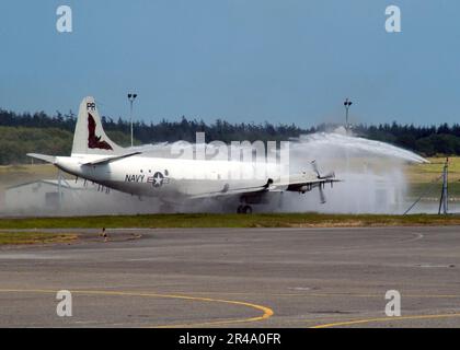 US Navy Un EP-3E Orion viene lentamente guidato in una stazione di lavaggio di acqua dolce Foto Stock