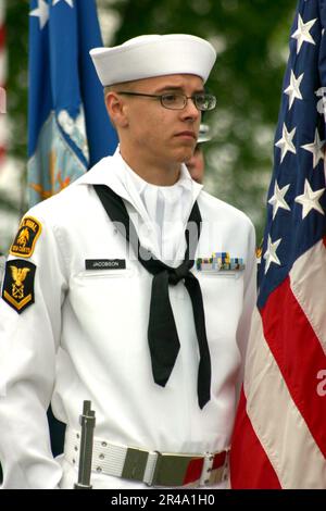 US Navy A Twin Cities, Stati Uniti Il membro della guardia del corpo dei cadetti del mare navale è all'attenzione durante una cerimonia del Memorial Day al Fort Snelling National Cemetery in Minnesota. Foto Stock