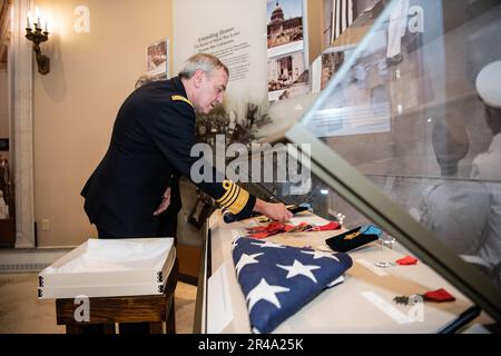 Michel Hofman, capo della difesa belga, restituisce tre medaglie belghe di Croix de Guerre al cimitero nazionale di Arlington, Arlington, Virginia, 5 aprile 2023. Le medaglie furono originariamente presentate ai soldati sconosciuti della prima guerra mondiale, della seconda guerra mondiale e della guerra di Corea. Hofman aveva chiesto che i loro nastri fossero sostituiti poiché erano sbiaditi a causa dell'età. Questo è stato realizzato dal 3D° Reggimento della Fanteria americana (la Vecchia Guardia) in coordinamento con gli storici ANC. Foto Stock