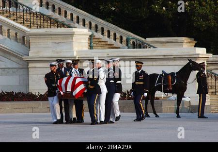 LA Guardia d'onore della Marina MILITARE DEGLI STATI UNITI porta la scrigno con bandiera dell'ex presidente Ronald Reagan sui gradini degli Stati Uniti Capitol Foto Stock