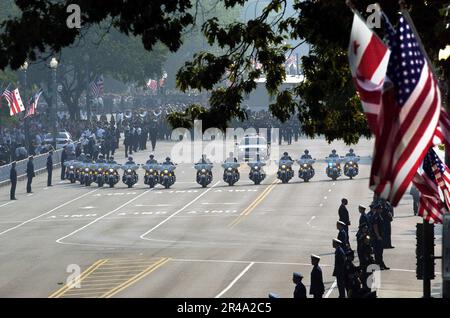 US Navy la motocicletta che accompagna la processione della scrigno dell'ex presidente Ronald Reagan in un caissone trainato da cavalli lungo Constitution Avenue Foto Stock