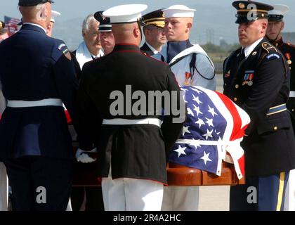 Il personale della Guardia d'onore della Marina MILITARE STATUNITENSE trasporta il cazzo di mogano dell'ex presidente Ronald Reagan, con la bandiera drappeggiata da una bandiera Foto Stock