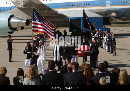 I membri della Marina MILITARE AMERICANA della Guardia d'onore del Ceremonial portano la cimasa dell'ex presidente Ronald W. Reagan dopo che è stato rimosso dall'aereo VC-25 Special Airlift Mission (SAM) 2800 747 Foto Stock