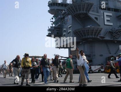 I membri della Marina STATUNITENSE della Conferenza congiunta di orientamento civile (JCOC) del 67th visitano l'impresa USS (CVN 65) Foto Stock