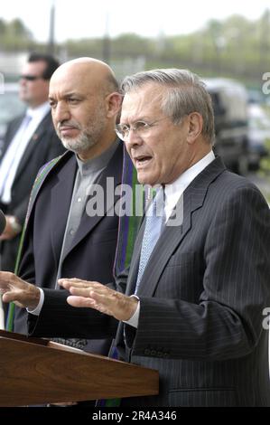 Il Segretario della Difesa della Marina STATUNITENSE Donald H. Rumsfeld, a destra, si unisce al Presidente in visita in Afghanistan Hamid Karzai per una conferenza stampa Foto Stock