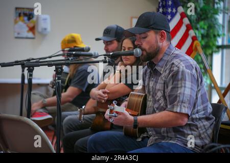 La Fort Campbell Soldier Recovery Unit ha ospitato la terapia musicale in collaborazione con i Creativets di Nashville, Tennessee. I soldati hanno collaborato con cantanti/scrittori per creare canzoni che poi suonavano per i soldati e il personale della SRU. L’obiettivo dei CreatiVets è offrire opportunità di sollievo e di guarigione agli uomini e alle donne che hanno sacrificato così tanto per il nostro Paese. Foto Stock