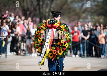 Guardie tomba dai 3D Stati Uniti Il reggimento della fanteria (la Vecchia Guardia) conduce una cerimonia pubblica di deposizione della corona alla Tomba del Milite Ignoto presso il cimitero nazionale di Arlington, Arlington, Virginia, 5 aprile 2023. La corona è stata deposta da Michel Hofmann, Capo della Difesa belga ADM. Foto Stock