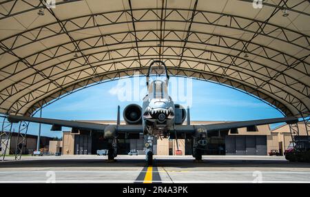 Un A-10C Thunderbolt II si siede all'ombra del sole prima del decollo alla Moody Air Force base, Georgia, 5 aprile 2023. Dopo 43 anni di servizio alle forze aeree, questo A-10 è stato volato al 309th Aerospace Maintenance and Regeneration Group a Davis-Monthan AFB, Arizona, per il pensionamento. Foto Stock