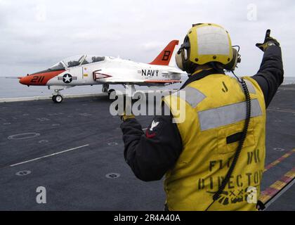 US Navy An Aviation Boatswain's Mate dirige un T-45A Goshawk assegnato all'addestramento Air Wing Two (TW-2) sul ponte di volo della USS Abraham Lincoln (CVN 72) Foto Stock