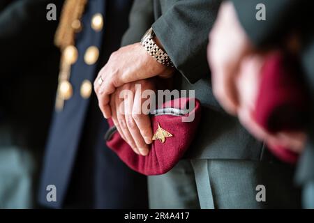 I membri delle forze armate belghe visitano il cimitero nazionale di Arlington, Arlington, Virginia, 5 aprile 2023. Hanno accompagnato il capo della Difesa belga ADM, Michel Hofman, che ha partecipato ad una cerimonia pubblica di deposizione della corona alla Tomba del Milite Ignoto. Hofman restituì anche tre medaglie belghe di Croix de Guerre, recentemente ribonate, che furono originariamente presentate ai soldati sconosciuti. Foto Stock