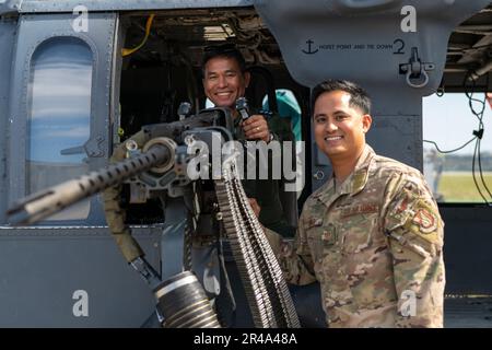 Joel Inacay, a sinistra, vice comandante della 15th Strike Wing, posa per una foto con gli Stati Uniti Kristian Reyes, aviatore di missioni speciali 33rd Rescue Squadron, durante un tour della base aerea di Kadena, Giappone, 7 marzo 2023. Inacay ha utilizzato questo tour come un'opportunità per evidenziare e connettersi con gli Airmen, rafforzando l'interoperabilità e la familiarità tra le forze statunitensi e filippine. Foto Stock