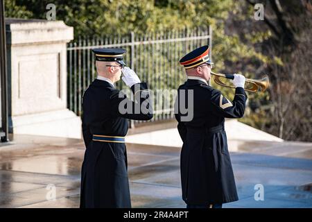 Un bugler dagli Stati Uniti Army Band, 'Pershing's Own', suona 'Tap' durante una cerimonia pubblica di posa della corona alla Tomba del Milite Ignoto al Cimitero Nazionale di Arlington, Arlington, Virginia, 18 gennaio 2023. La corona è stata posta dal Ministro degli esteri britannico James con intelligenza. Foto Stock