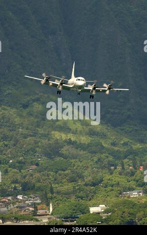 US NAVY A U.S. Navy P-3C Orion si avvicina all'area di atterraggio della Marine Corps Air Station Kaneohe, Hawaii Foto Stock