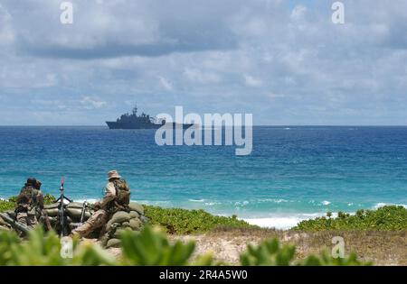 US Navy U.S.A. Marines assegnato al gruppo di supporto ai servizi di combattimento tre, gioco di ruolo, mentre le forze di opposizione osservano i veicoli di assalto anfibi (AAV) Foto Stock